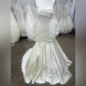 Elegant White Strapless Wedding Dress